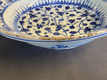 Un plat en c&eacute;ramique d'Iznik en bleu et blanc &agrave; d&eacute;cor floral, Turquie, fin du 16&egrave;me